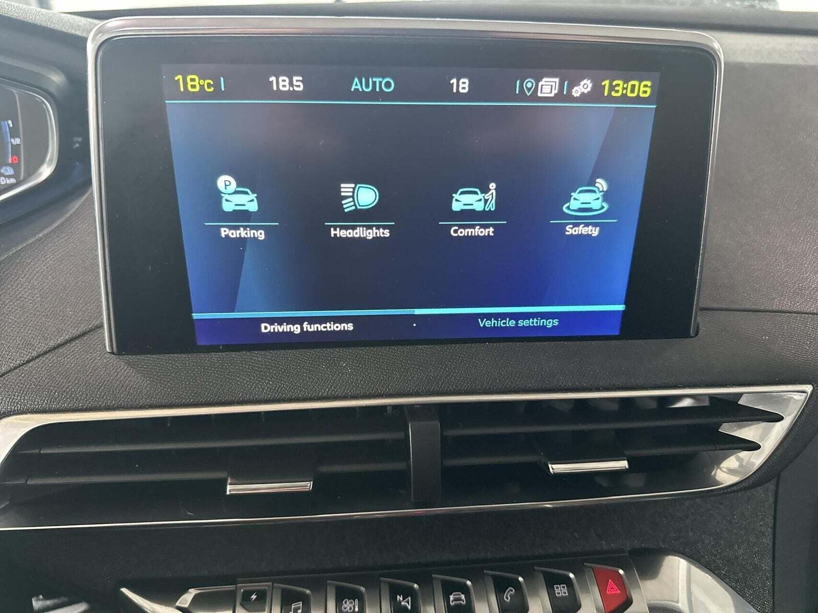 Grå Peugeot 3008 fra 2020
