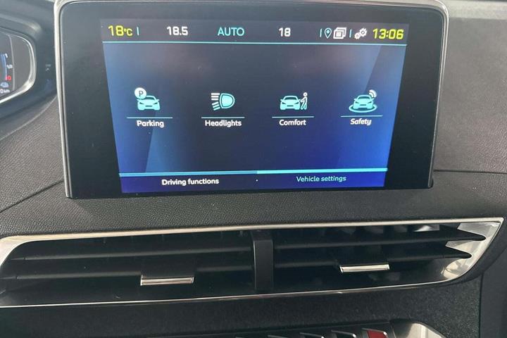 Grå Peugeot 3008 fra 2020