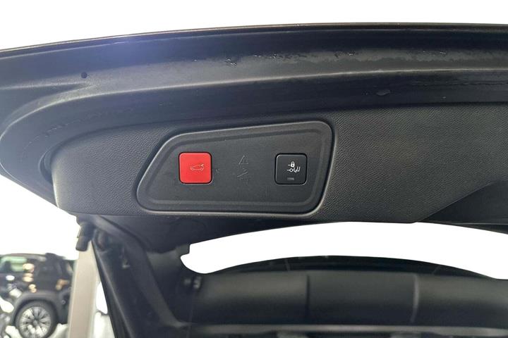Grå Peugeot 3008 fra 2020