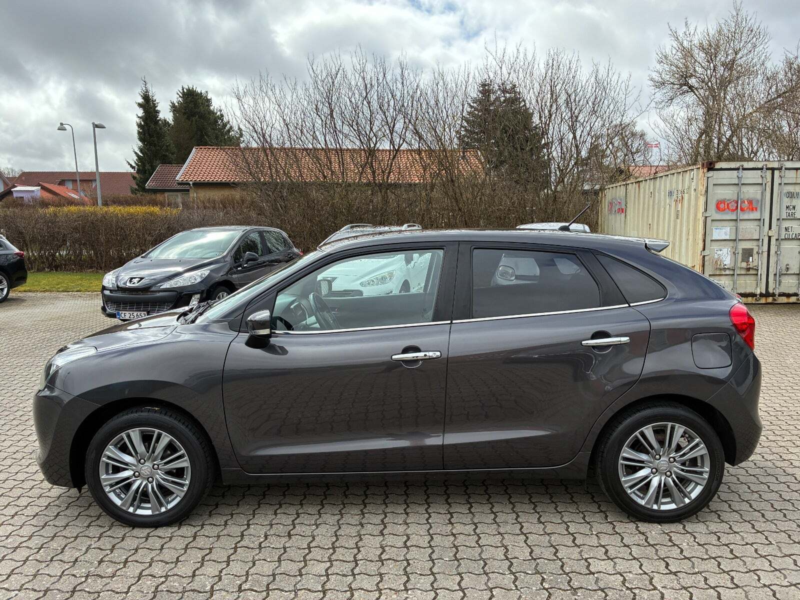 Grå Suzuki Baleno fra 2016