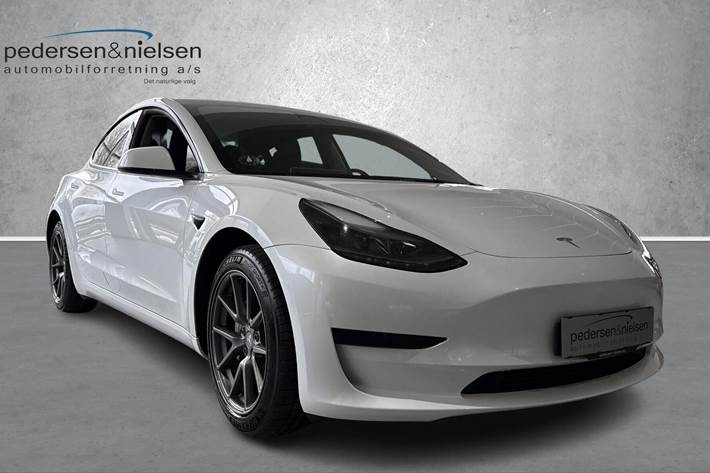 Hvid Tesla Model 3 fra 2022