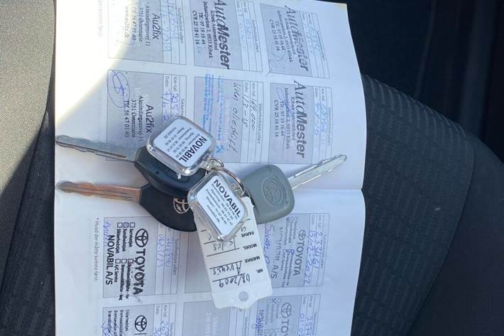 Sort Toyota Avensis fra 2009