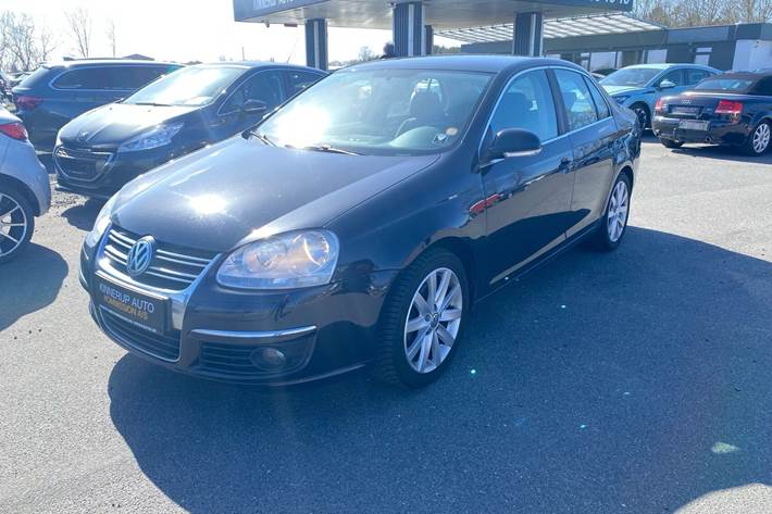 Sort VW Jetta fra 2007 set udefra