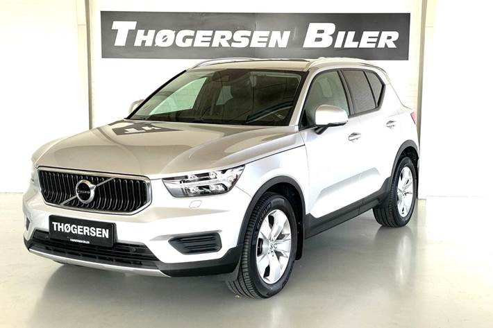 Sølv Volvo XC40 fra 2019 set udefra