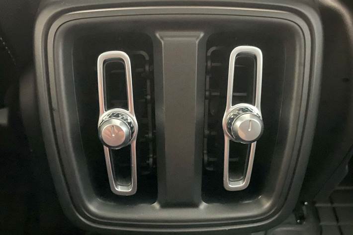 Sølv Volvo XC40 fra 2019