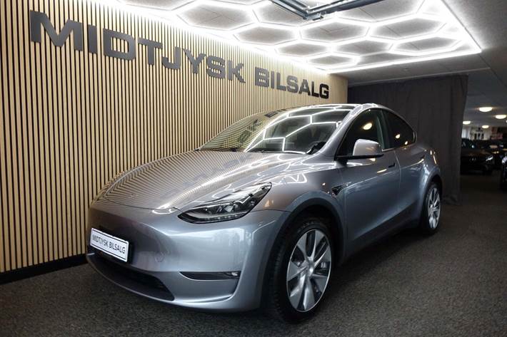 Sølv Tesla Model Y fra 2023