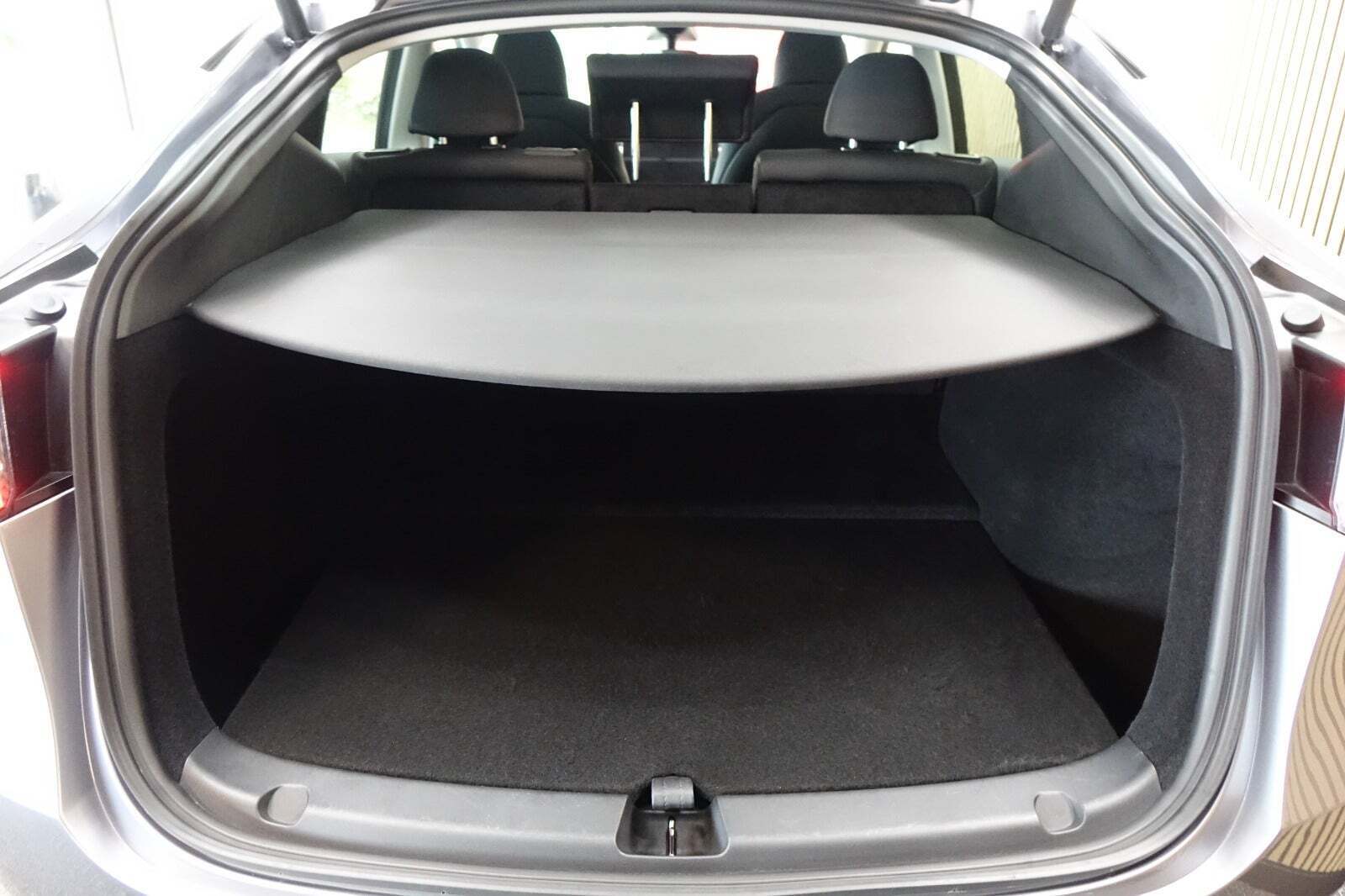 Sølv Tesla Model Y fra 2023