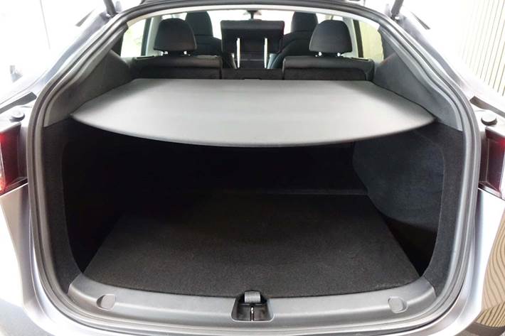 Sølv Tesla Model Y fra 2023