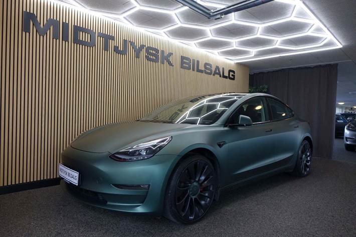 Grøn Tesla Model 3 fra 2023