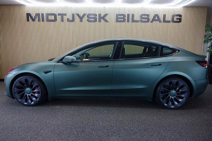 Grøn Tesla Model 3 fra 2023