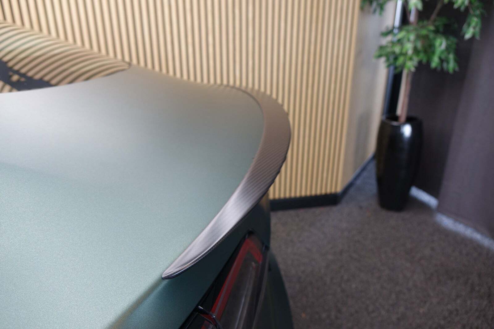 Grøn Tesla Model 3 fra 2023