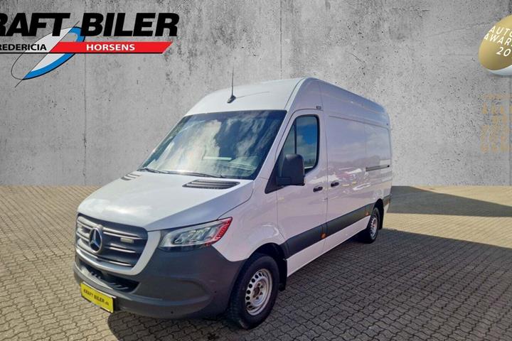 Hvid Mercedes Sprinter 317 fra 2021 set udefra