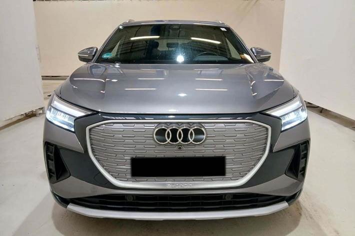 Grå Audi Q4 e-tron fra 2024