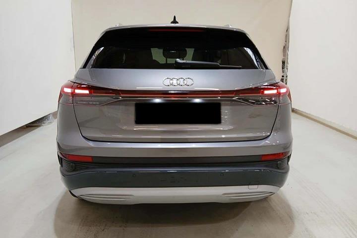 Grå Audi Q4 e-tron fra 2024