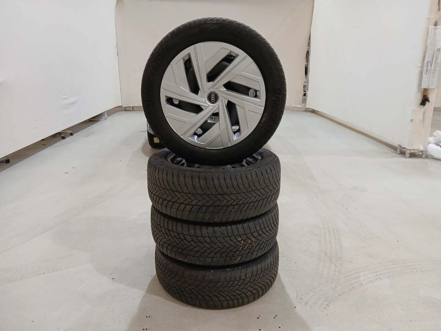 Grå Audi Q4 e-tron fra 2024