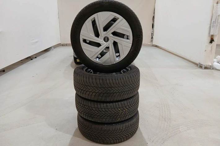 Grå Audi Q4 e-tron fra 2024