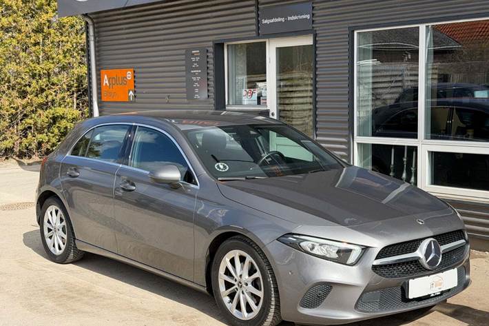 Grå Mercedes A180 d fra 2020 set udefra