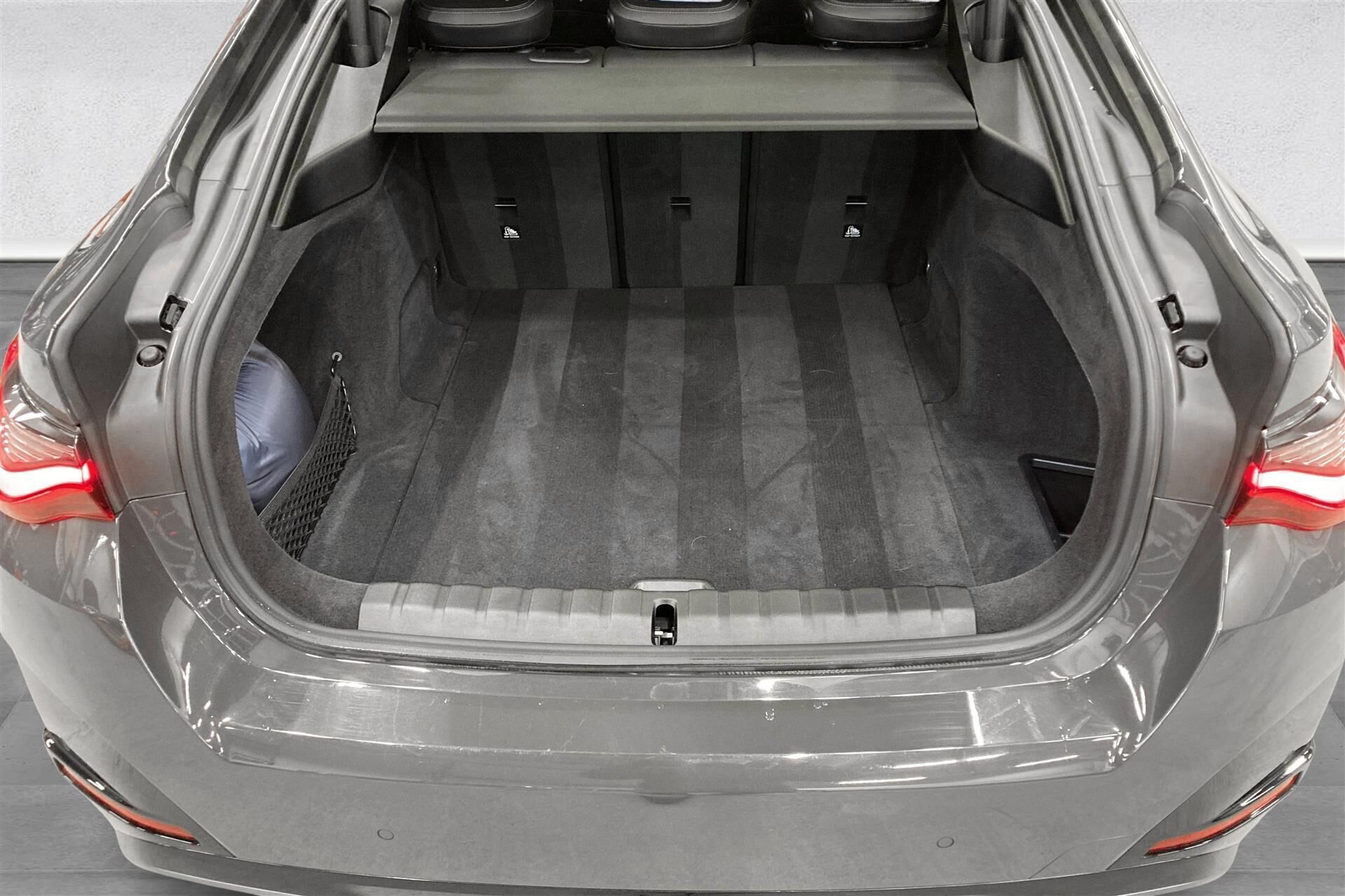 Grå BMW i4 fra 2024