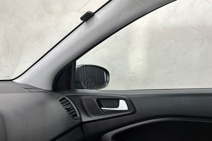 Blå Hyundai i20 fra 2017