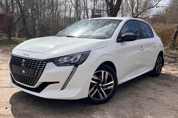 Hvid Peugeot 208 fra 2023 set udefra