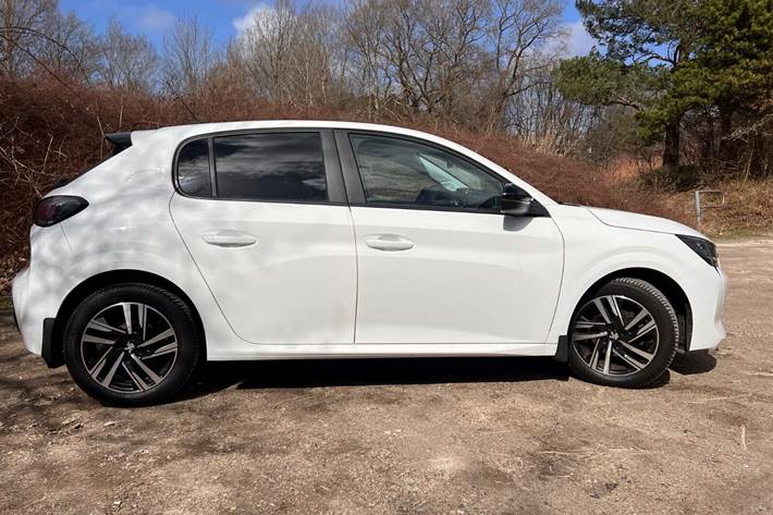 Hvid Peugeot 208 fra 2023