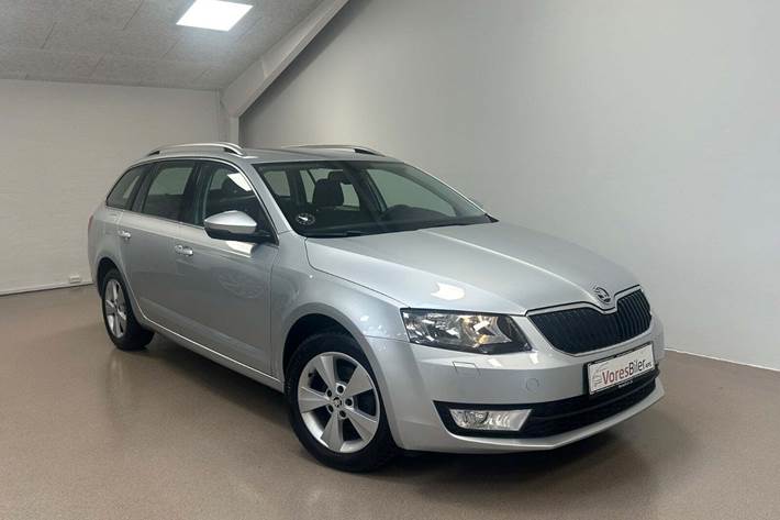 Orange Skoda Octavia fra 2016