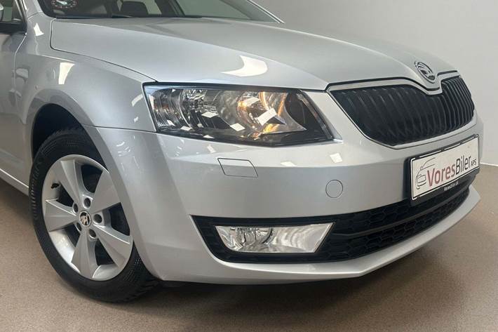 Orange Skoda Octavia fra 2016