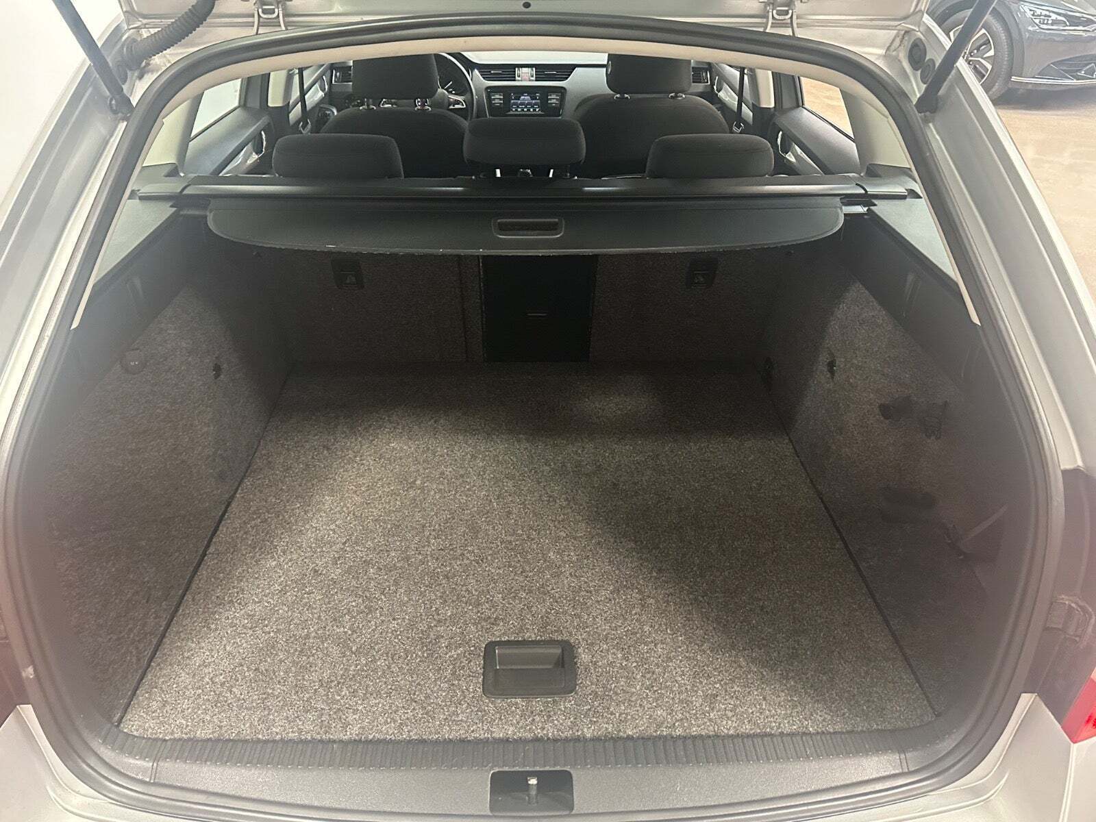 Orange Skoda Octavia fra 2016