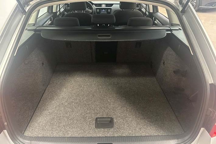 Orange Skoda Octavia fra 2016