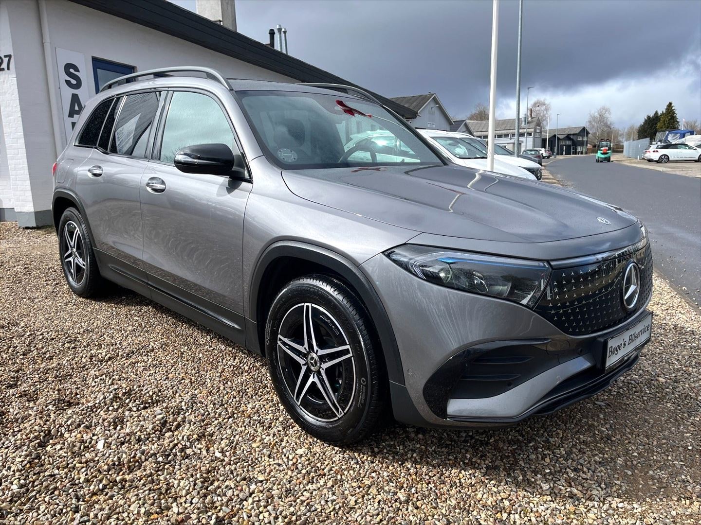 Grå Mercedes EQB 250+ fra 2024