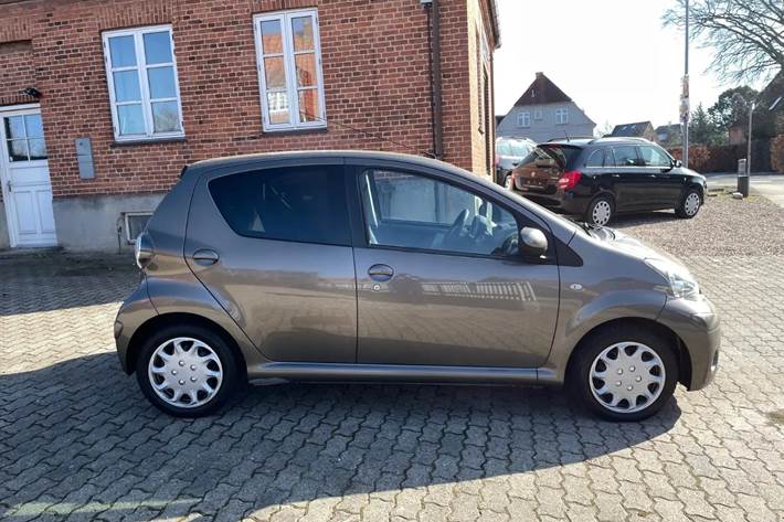 Brun Toyota Aygo fra 2014