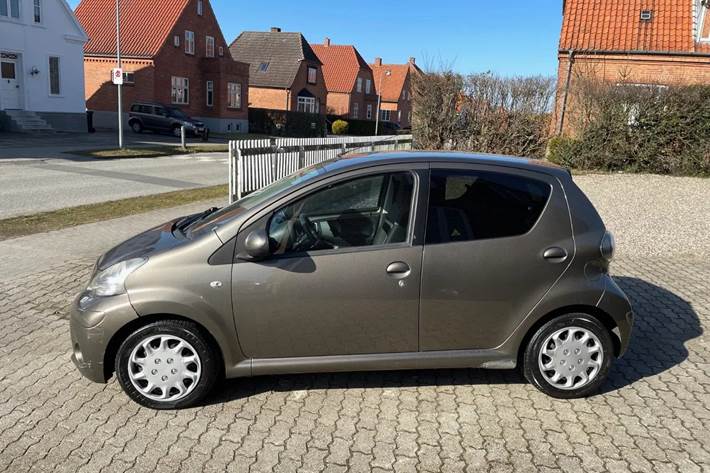 Brun Toyota Aygo fra 2014