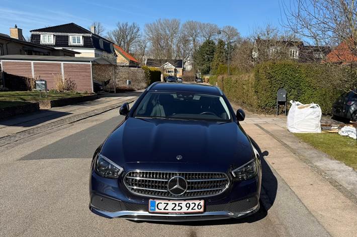 Blå Mercedes E-Klasse fra 2021