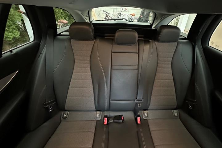 Blå Mercedes E-Klasse fra 2021