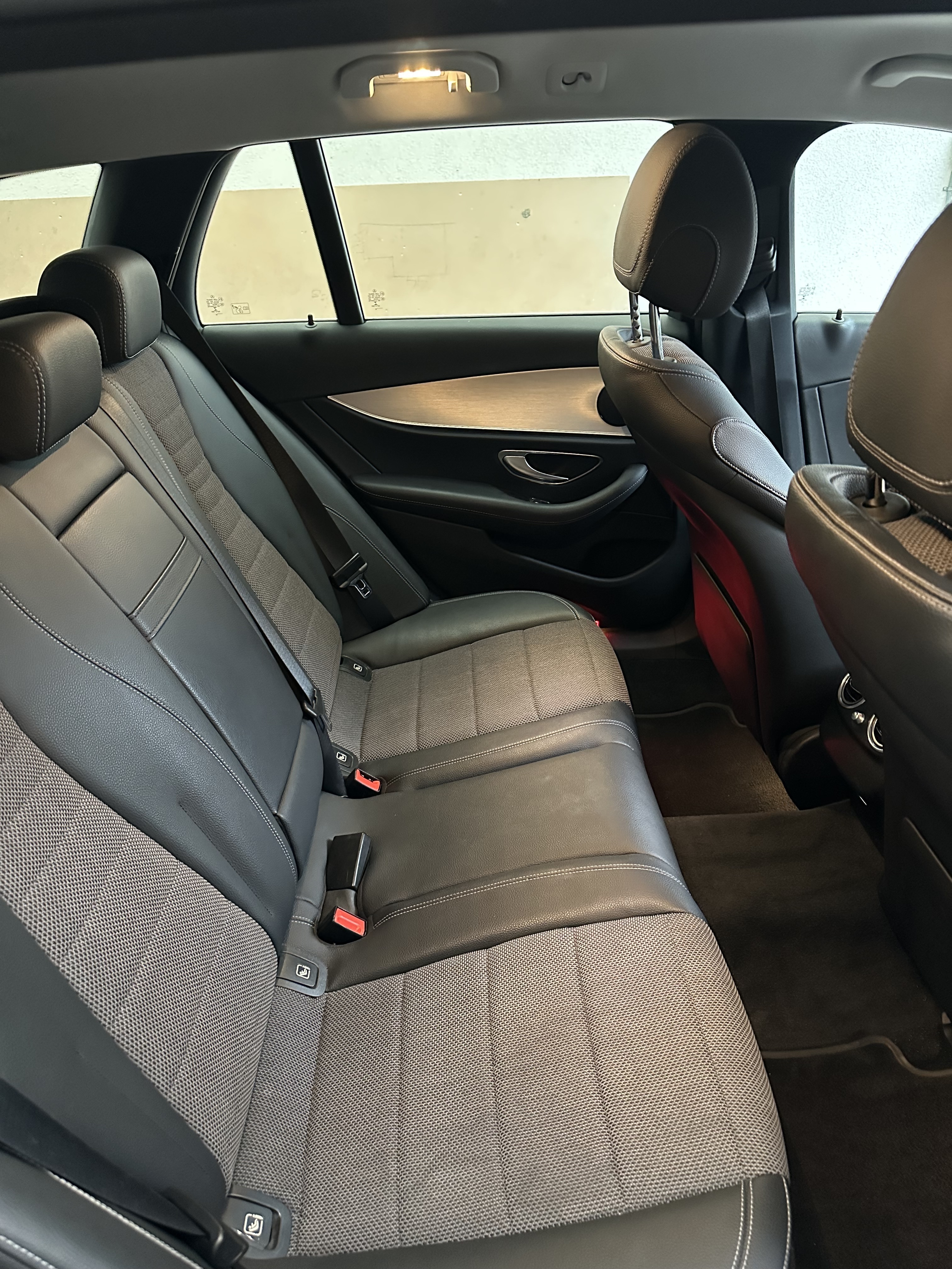 Blå Mercedes E-Klasse fra 2021