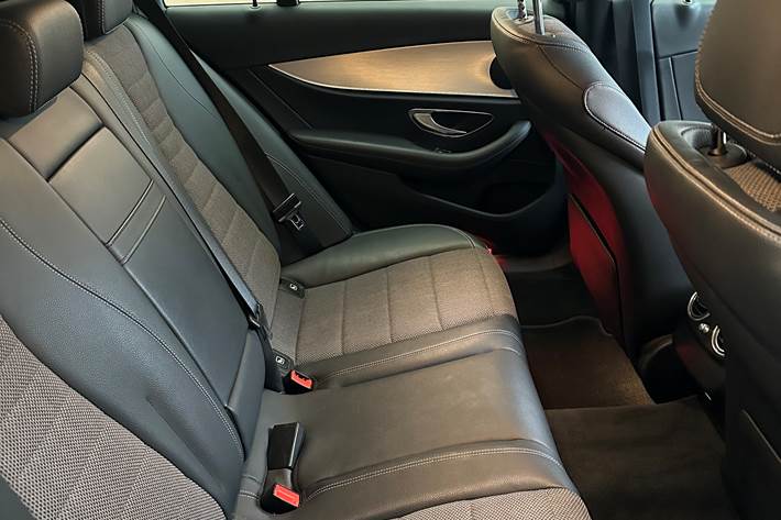 Blå Mercedes E-Klasse fra 2021