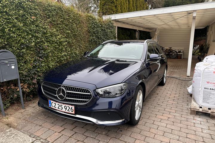 Blå Mercedes E-Klasse fra 2021
