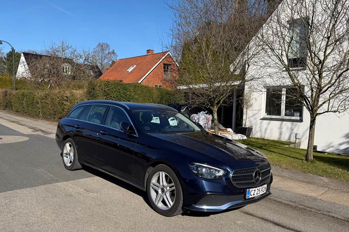 Blå Mercedes E-Klasse fra 2021
