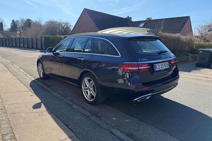 Blå Mercedes E-Klasse fra 2021