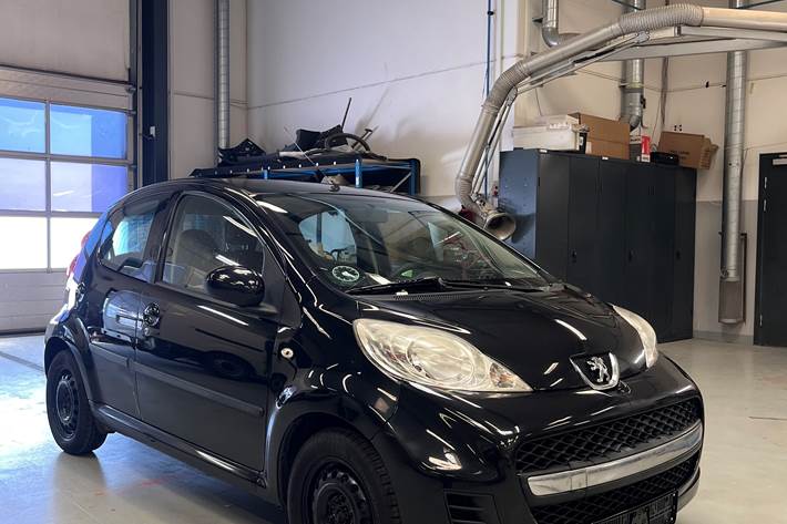 Sort Peugeot 107 fra 2011