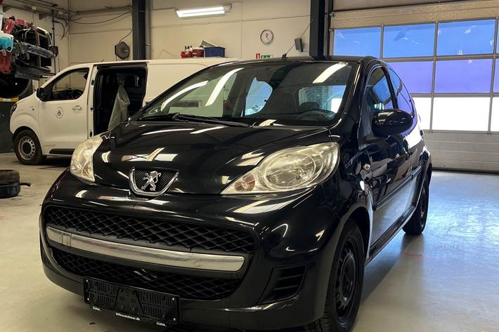 Sort Peugeot 107 fra 2011