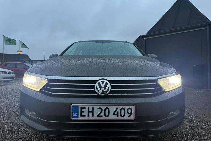 Grå VW Passat fra 2017