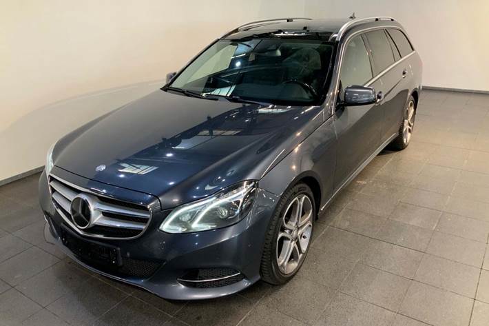 Grå Mercedes E300 fra 2016 set udefra