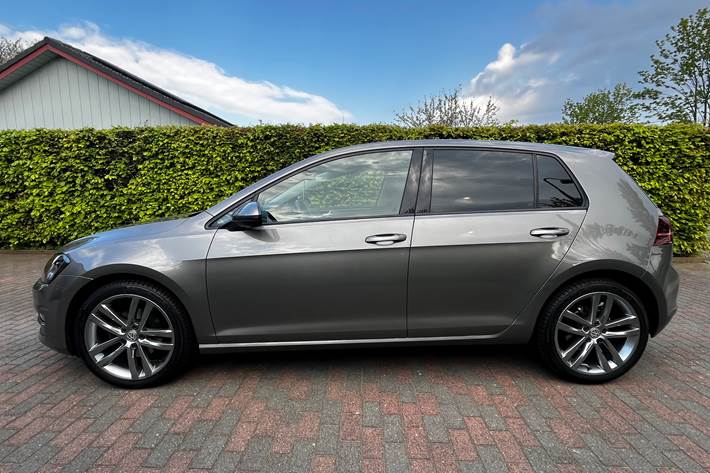 Grå VW Golf fra 2014