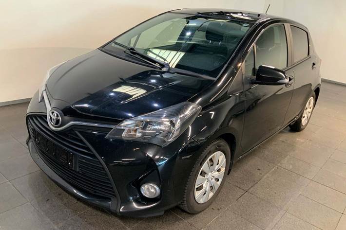 Sort Toyota Yaris fra 2015 set udefra