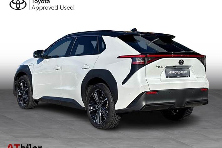 Hvid Toyota BZ4X fra 2025