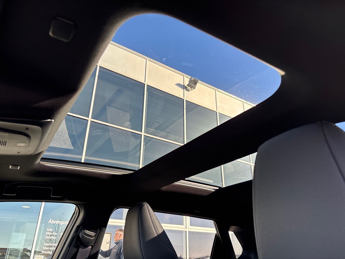 Hvid Toyota BZ4X fra 2025