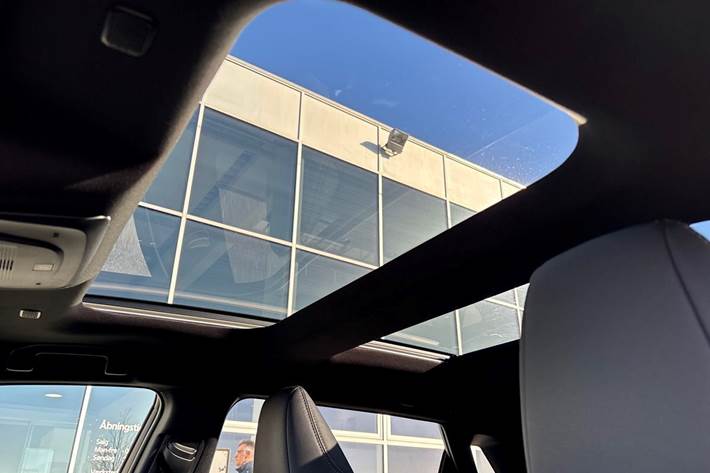 Hvid Toyota BZ4X fra 2025