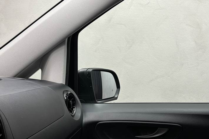 Sort Mercedes eVito fra 2025