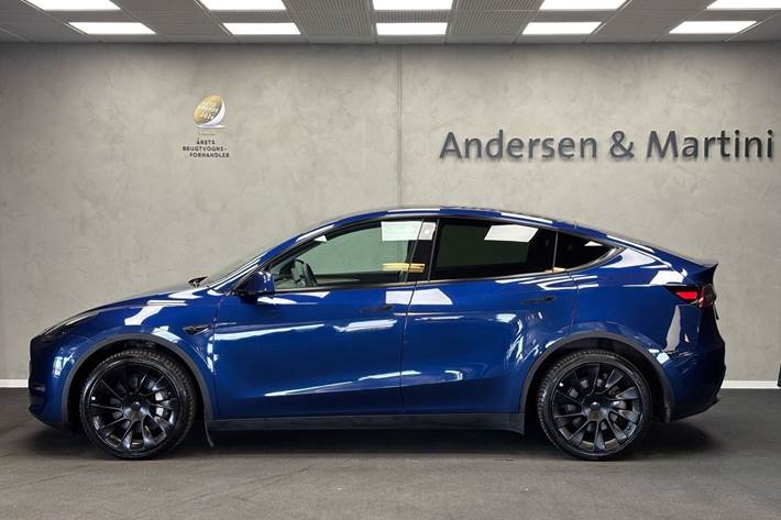 Blå Tesla Model Y fra 2022